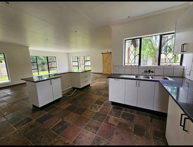 3 BEDROOM HOUSE FOR SALE IN ASTON MANOR